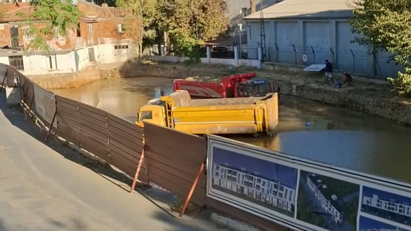 Milas'ta ana su borusu patladı: Şantiye alanı suyla doldu, kamyonlar mahsur kaldı