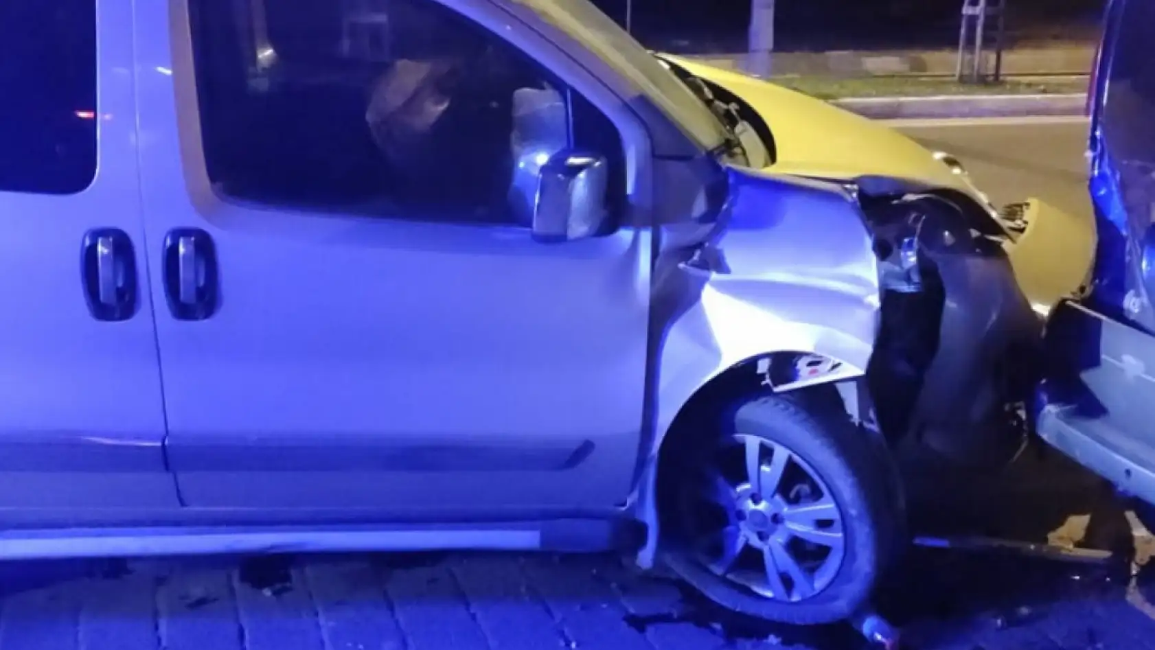 Milas'ta Direksiyon hâkimiyetini kaybeden sürücü önce levhaya sonra otomobile çarptı
