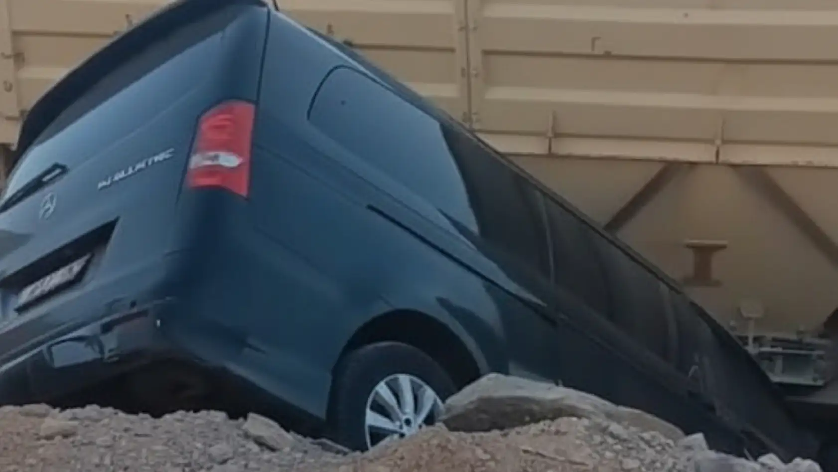 Milas'ta minibüs direksiyon hâkimiyetini kaybedip mıcır fabrikasına girdi