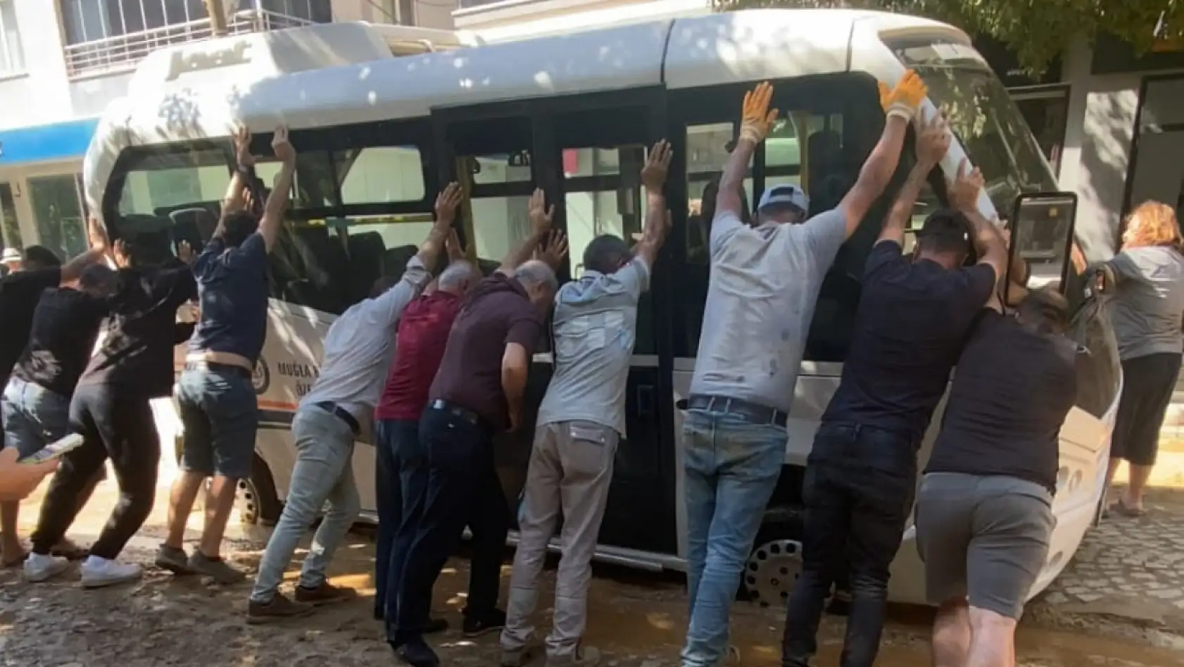 Milas'ta altyapı çalışması sonrası oluşan çukur minibüsü yuttu