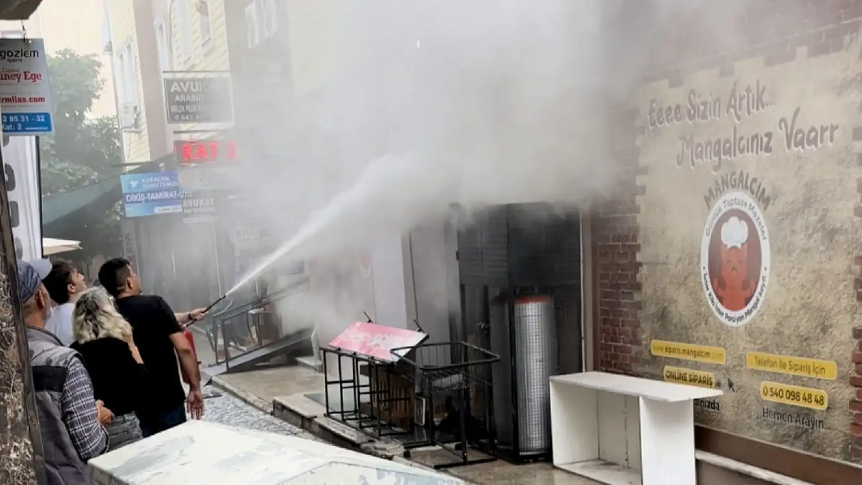 Milas'ta lokanta bacasında çıkan yangın paniğe neden oldu