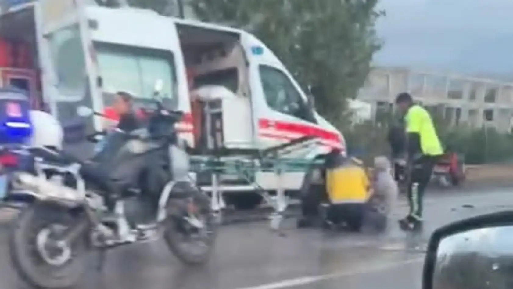 Milas'ta feci kaza: Tırla çarpışan motosiklet sürücüsünün kolu kırıldı