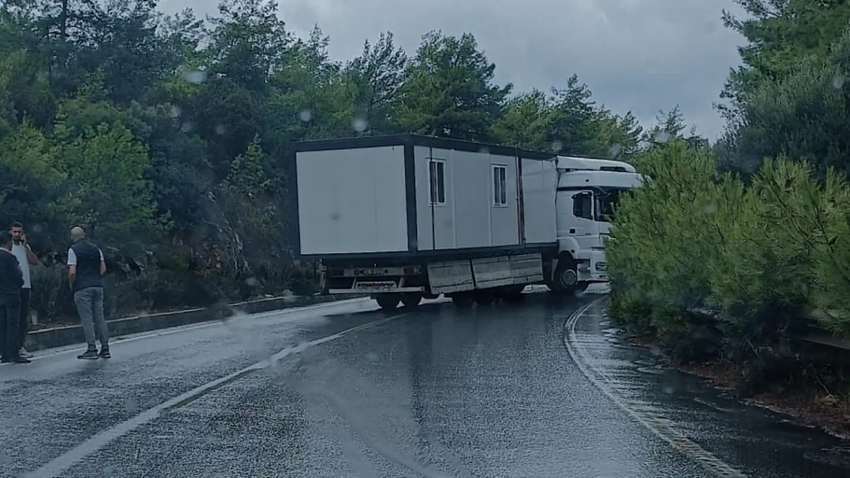 Milas Bodrum Karayolunda Yağış Kazayı Beraberinde Getirdi: Tır Bariyerlere Çarptı