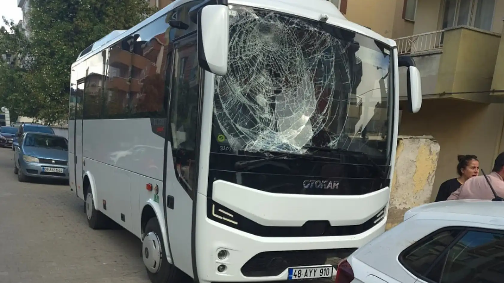 Milas'ta Otomobille Çarpışan Motosiklet Sürücüsü Savruldu, Otobüsün Camına Çarptı: 2 Yaralı