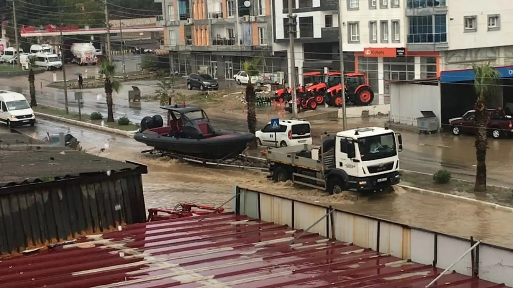 Milas'ta Sağanak Yağış Hayatı Felç Etti: Araçlar Suya Gömüldü, Vatandaşlar İsyan Etti