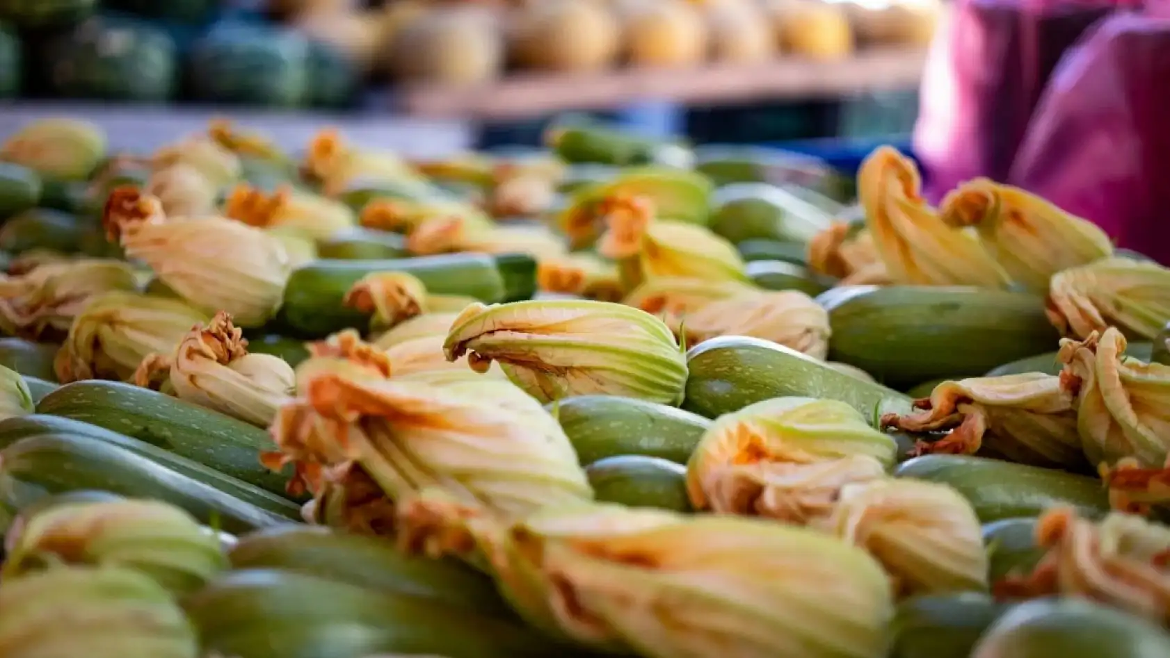 Pazarda bahar erken geldi: Milas tezgâhlarında neler var?