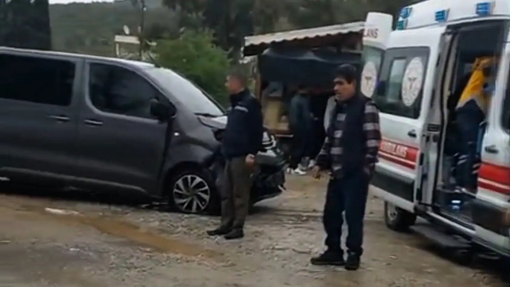 Milas Dörttepe kavşağında iki araç kafa kafaya çarpıştı, 1'i ağır 5 kişi yaralandı