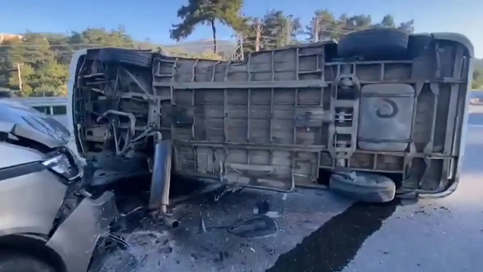 Milas Yatağan karayolunda minibüsle çarpışan servis yan yattı: 6 yaralı