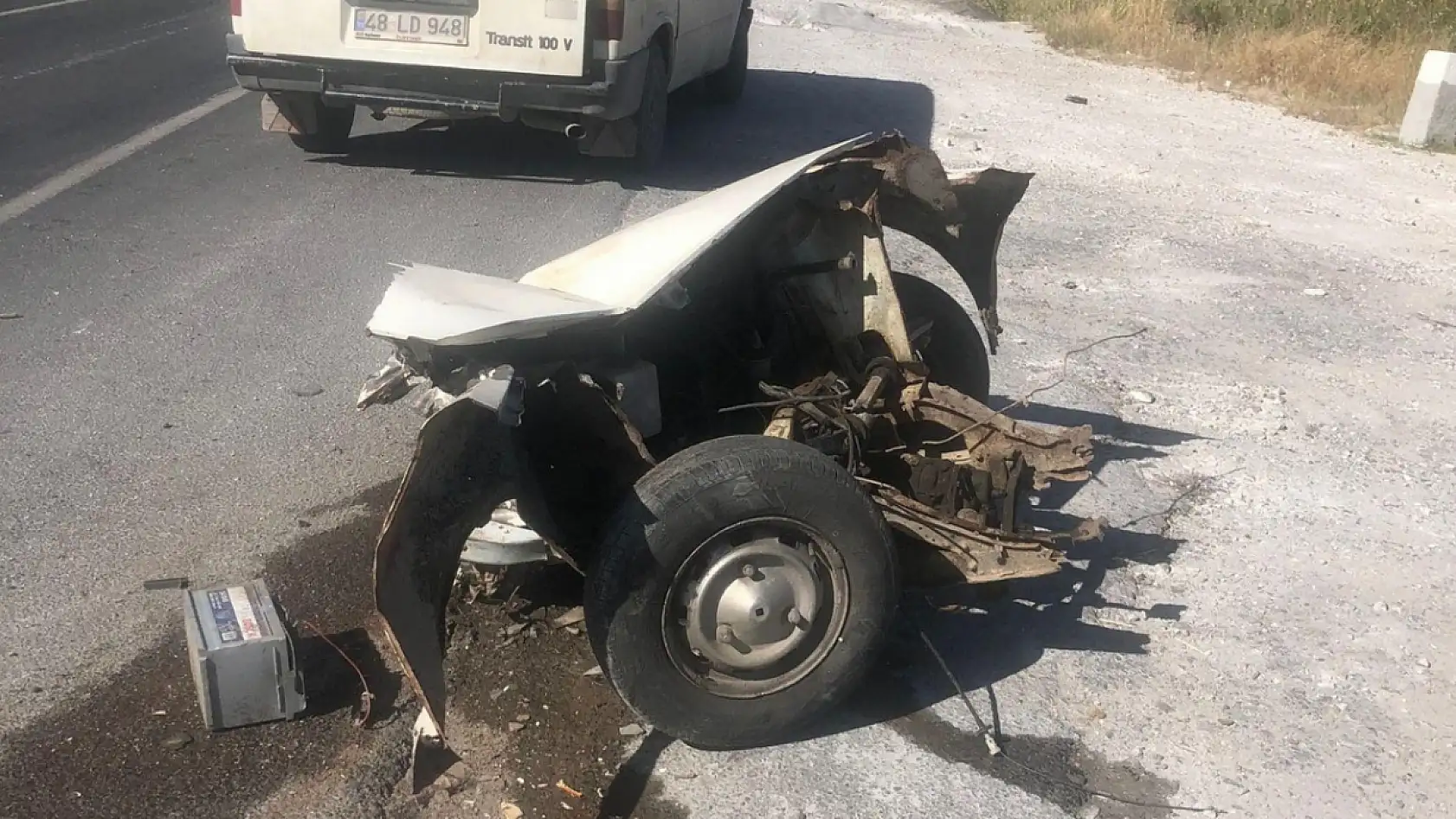 Milas Yatağan karayolunda iki araç kafa kafaya çarpıştı: Otomobil ikiye ayrıldı