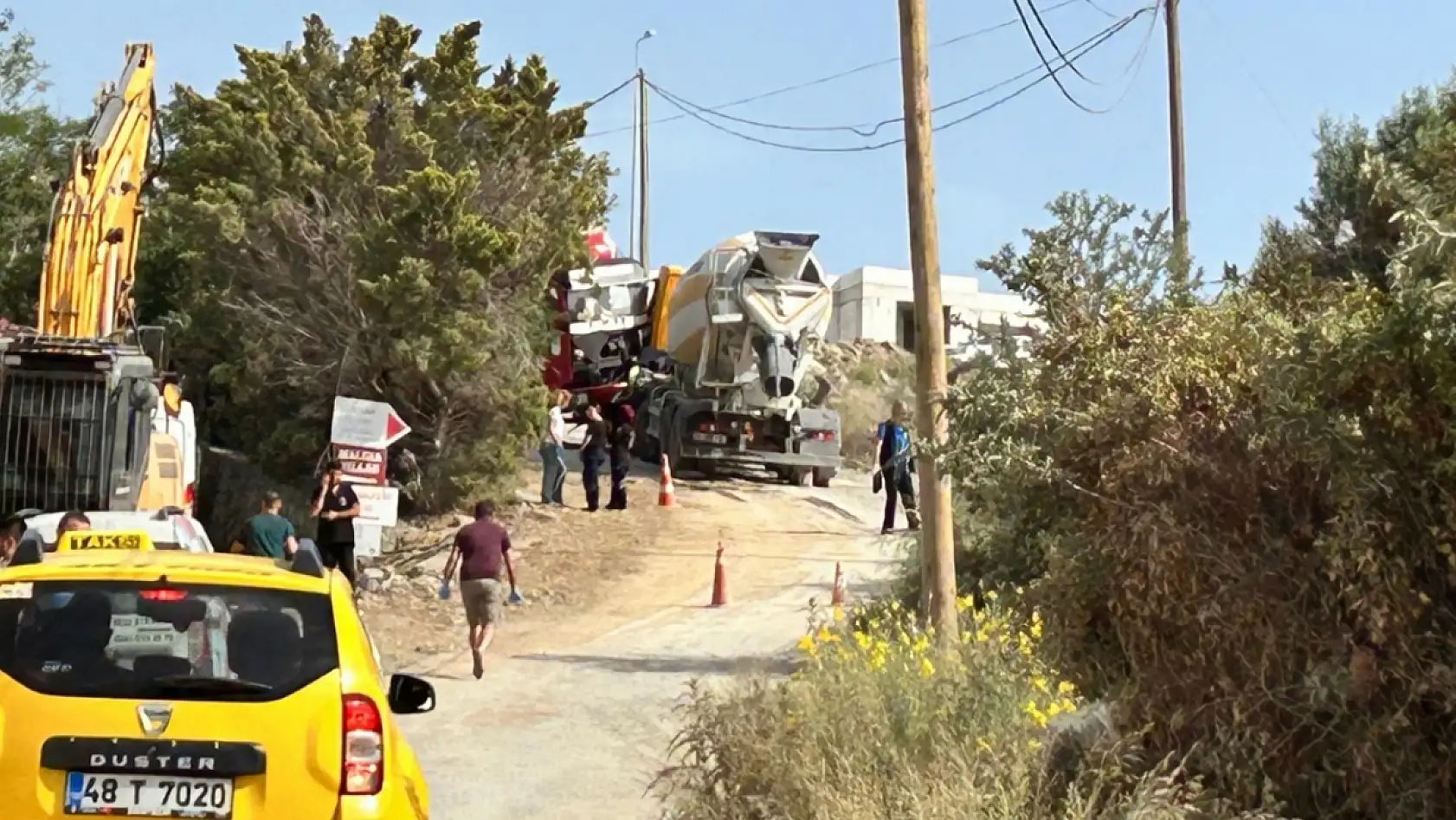 Bodrum'da yokuşta kayan kamyon mikser sürücüsünü hayattan kopardı