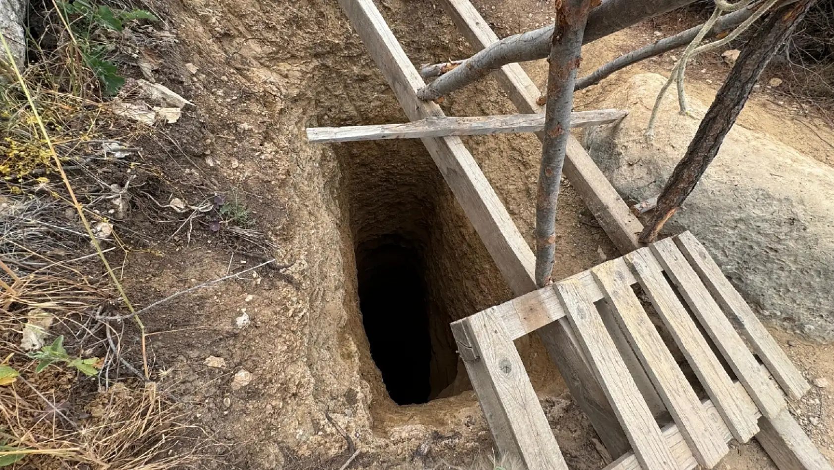Milas'ta Jandarmadan 20 Metre Derinlikte Kaçak Kazıya Suçüstü Darbe
