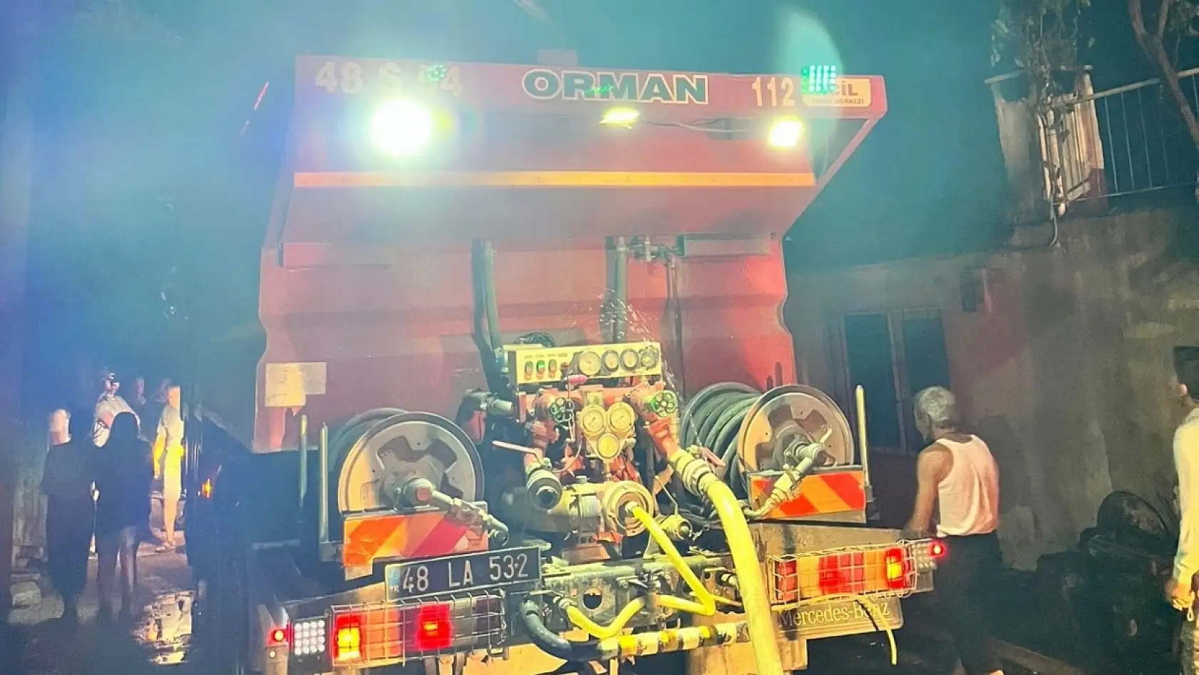 Milas Kandak Mahallesi'nde Ev Yangını: Ekipler Seferber Oldu