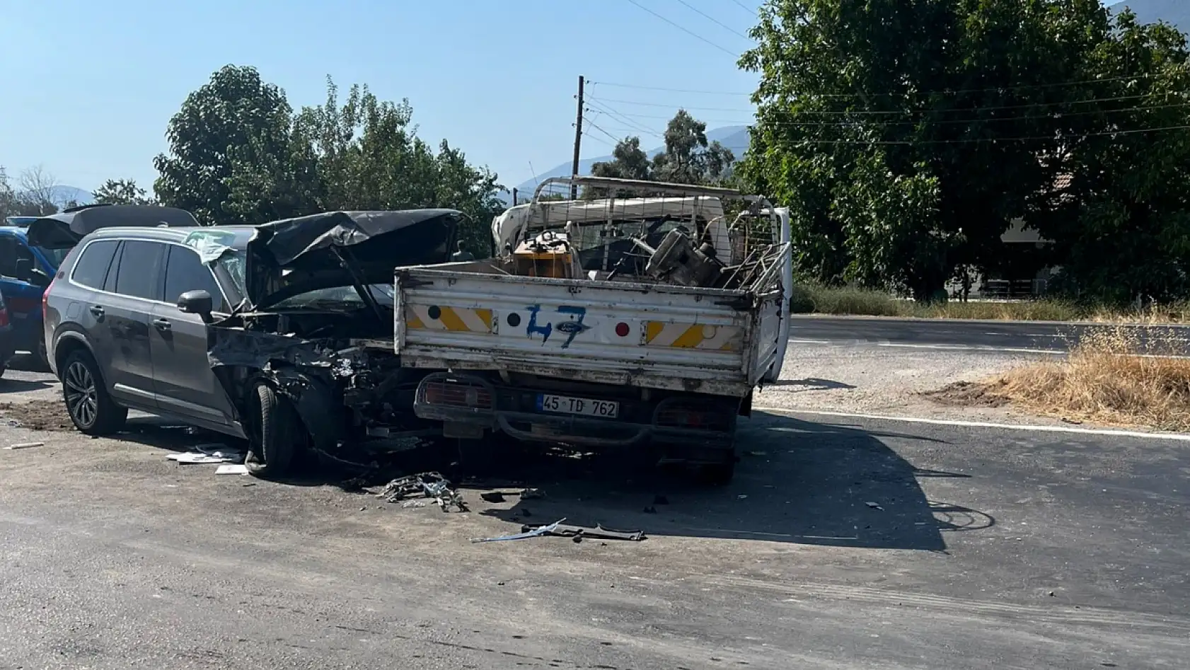 Milas'ta Kamyonet ile Otomobil Çarpıştı: 4 Yaralı