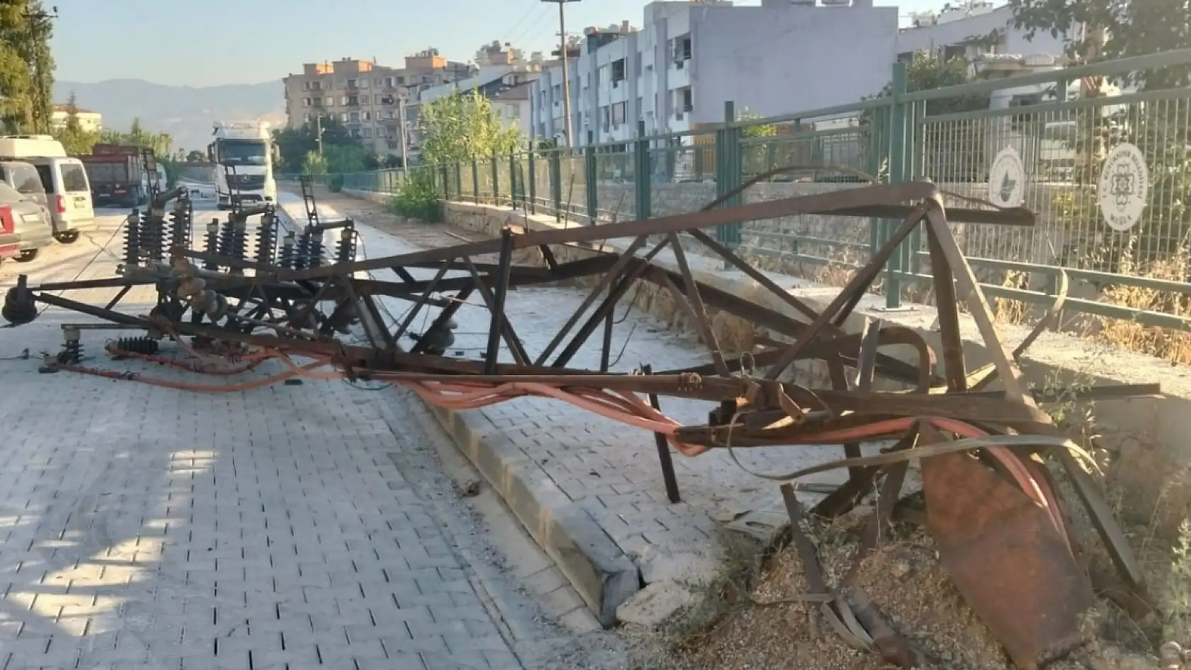 Milas'ta Kömür Kamyonu Elektrik Direğini Araçların Üzerine Devirerek Kayıplara Karıştı