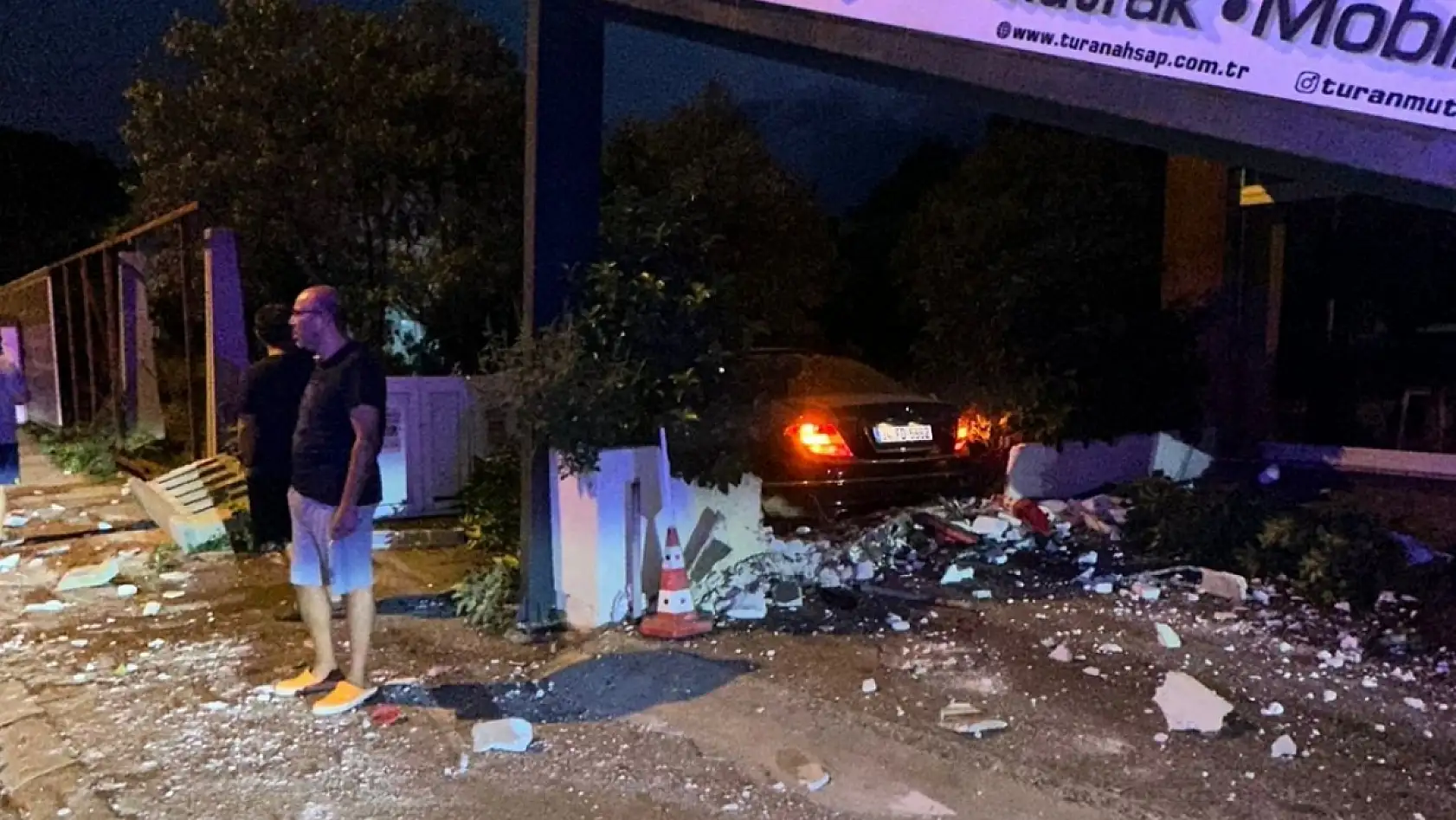 İsmetpaşa Mahallesi'nde Araç Kontrolden Çıktı: Ortalık Savaş Alanına Döndü