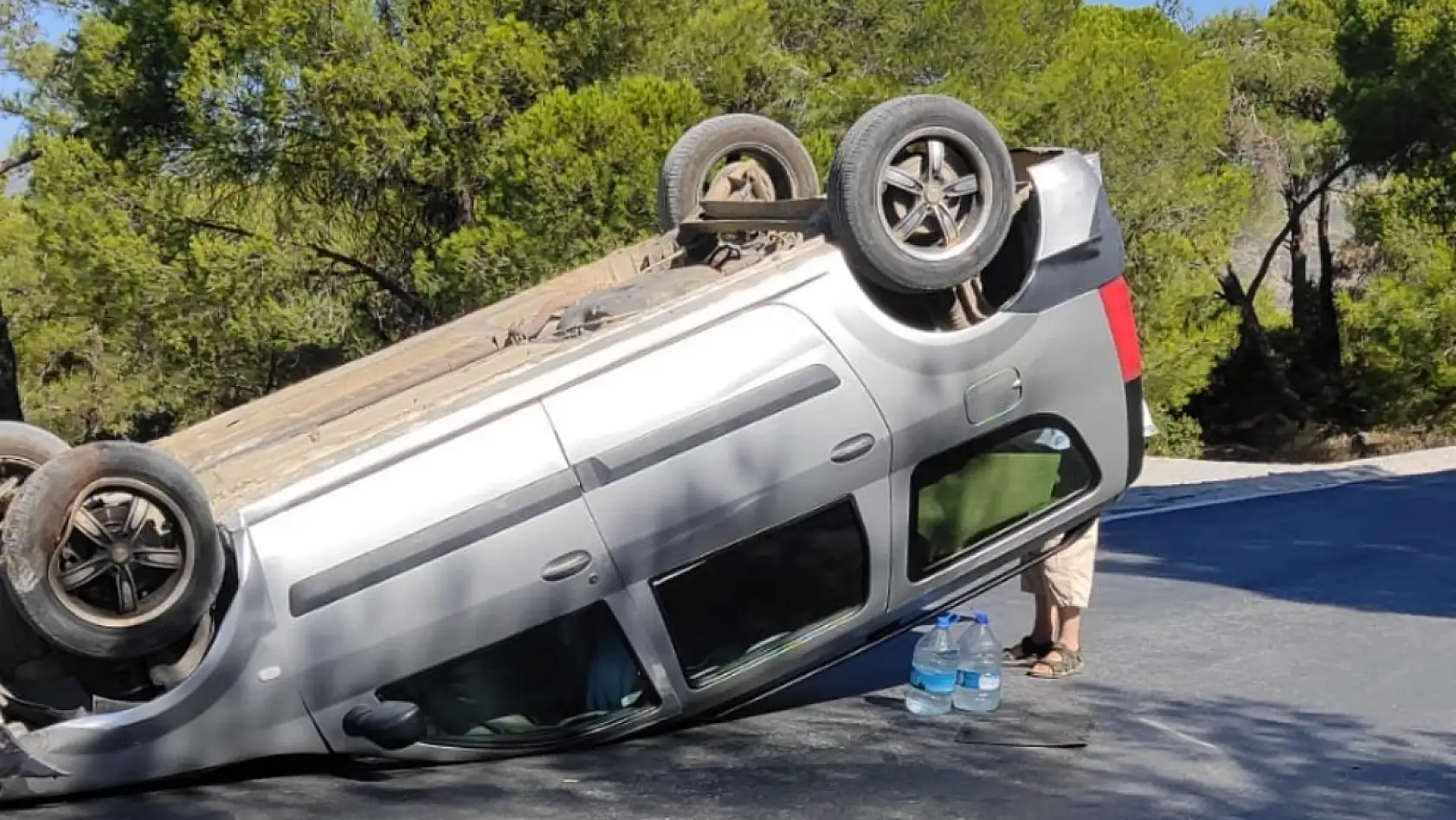Milas Labranda yolunda otomobil çakıla kapılıp takla attı: 2 yaralı