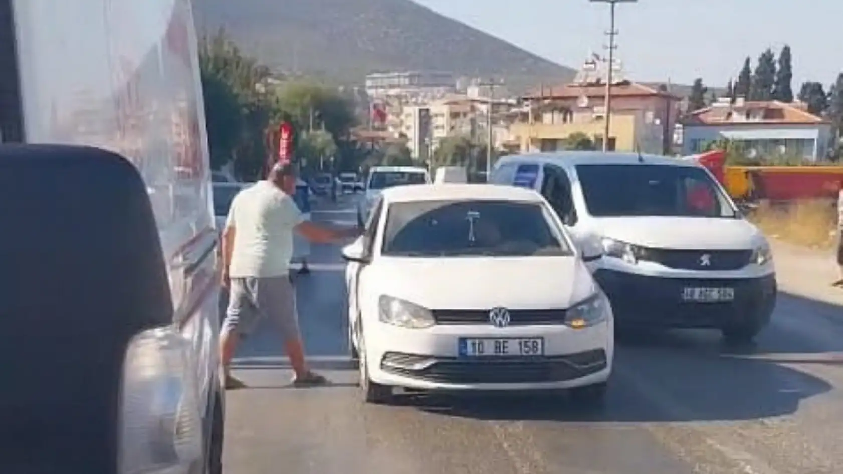 Milas'ta yolun karşısına geçmek isteyen yayaya araç çarptı