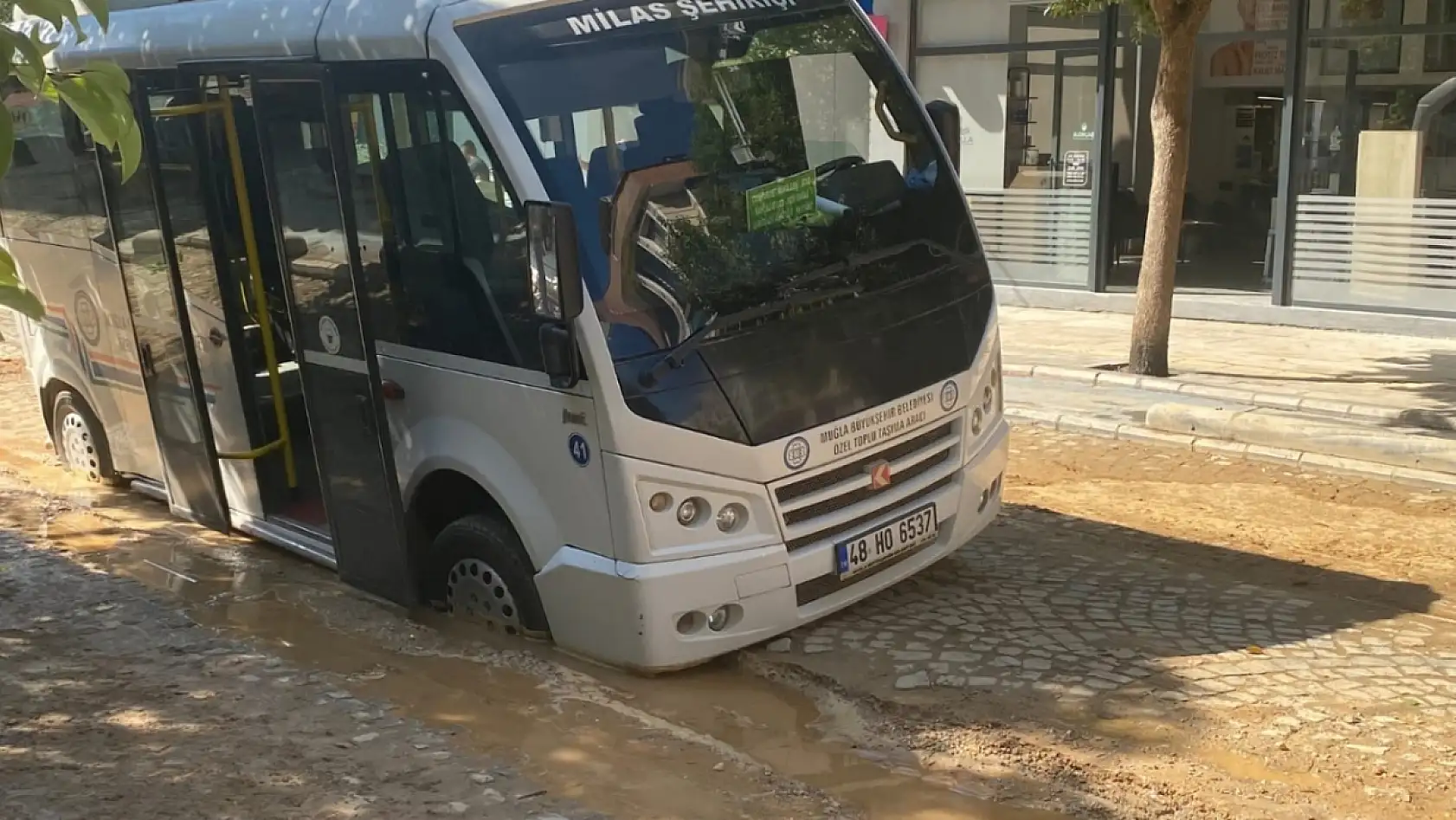 Milas'ta altyapı çalışması sonrası oluşan çukur minibüsü yuttu