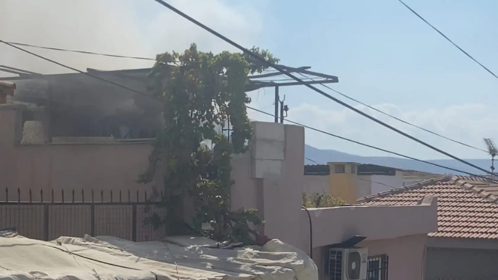 Milas'ta çatı yangını tezgâh ve araç yoğunluğu müdahaleyi geciktirdi