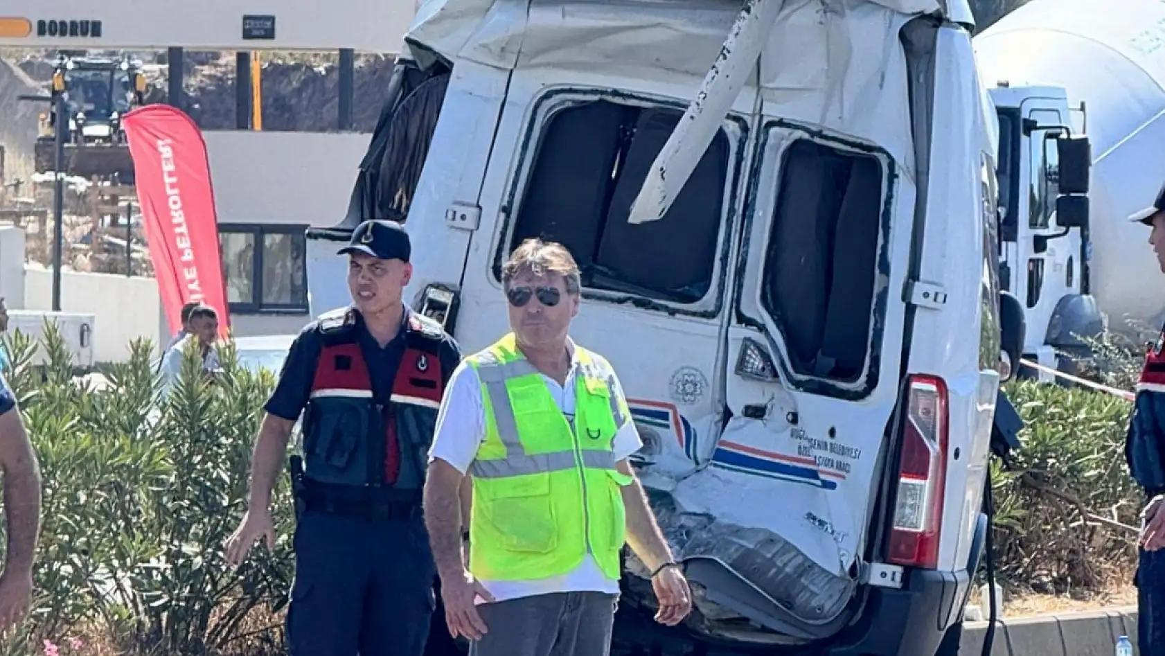 Milas Bodrum Karayolu'nda can pazarı: TIR yolcu minibüsüne çarptı, 1 ölü 11 yaralı