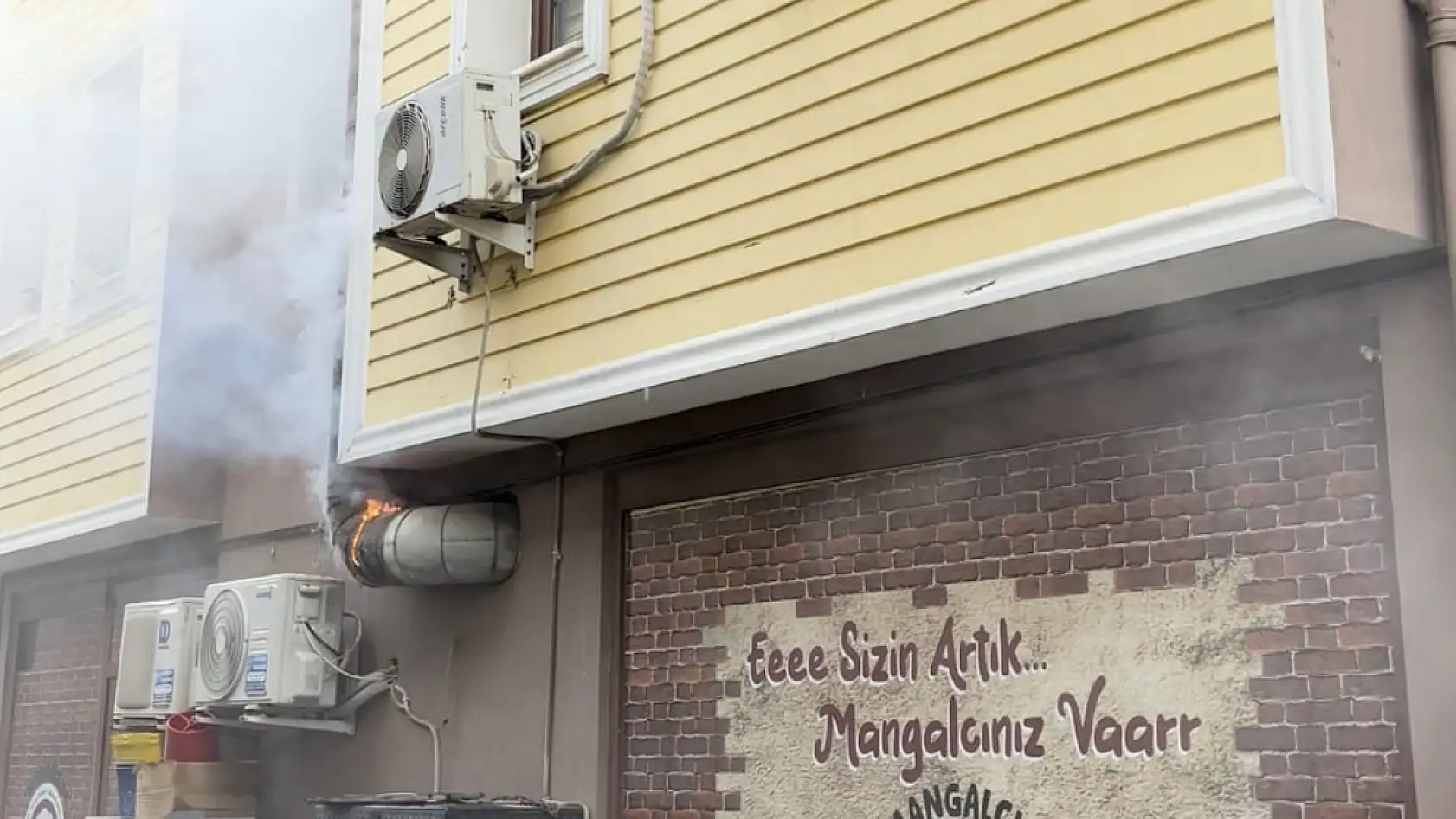 Milas'ta lokanta bacasında çıkan yangın paniğe neden oldu