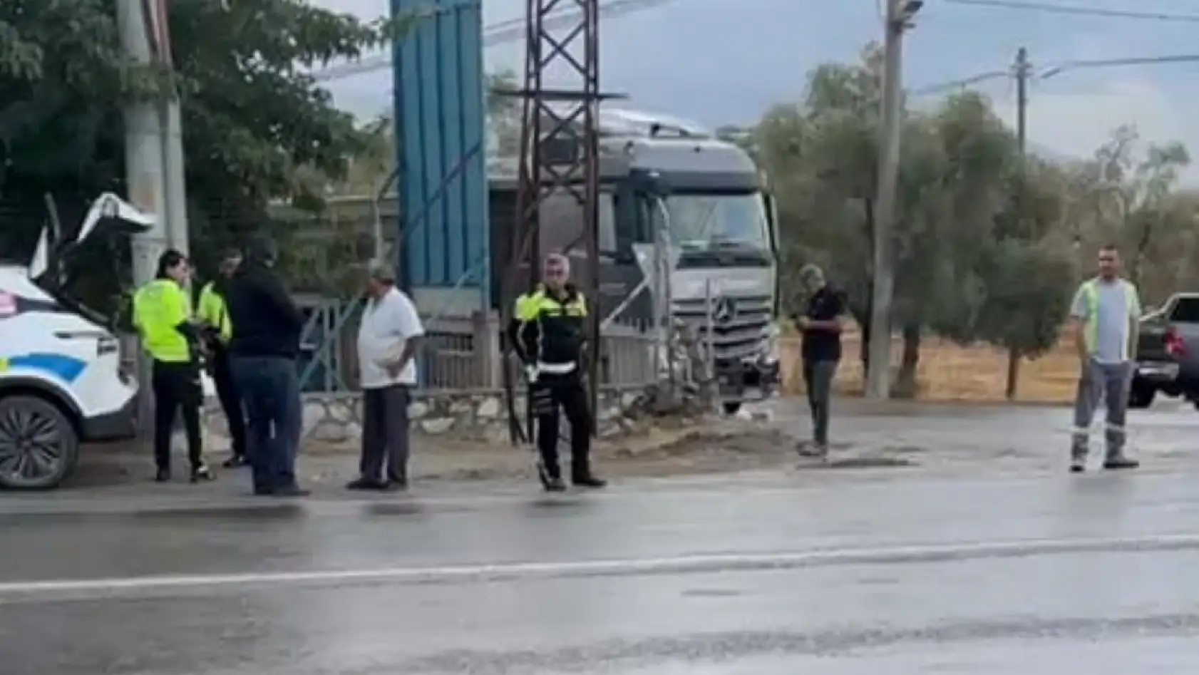 Milas'ta feci kaza: Tırla çarpışan motosiklet sürücüsünün kolu kırıldı