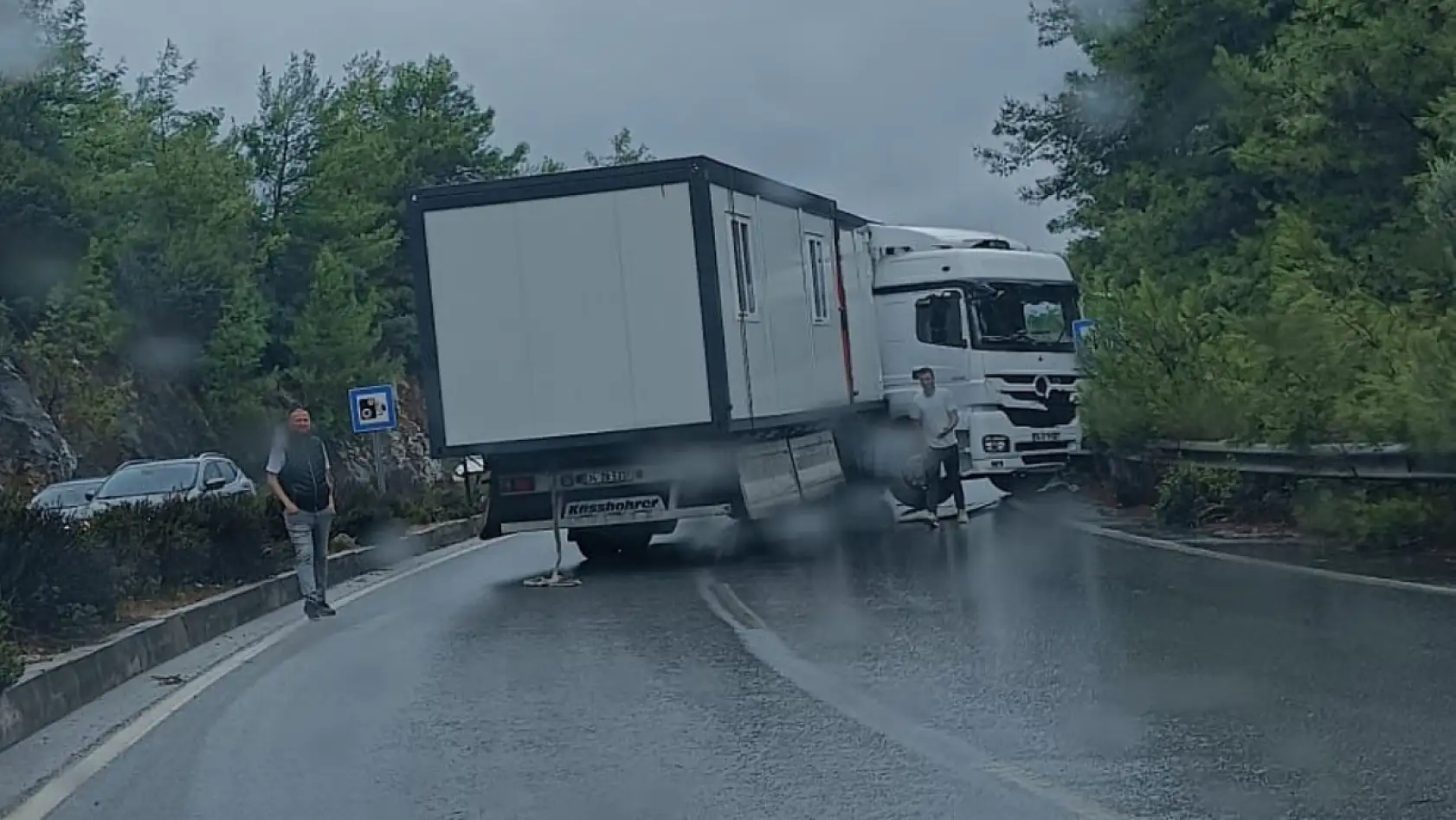 Milas Bodrum Karayolunda Yağış Kazayı Beraberinde Getirdi: Tır Bariyerlere Çarptı