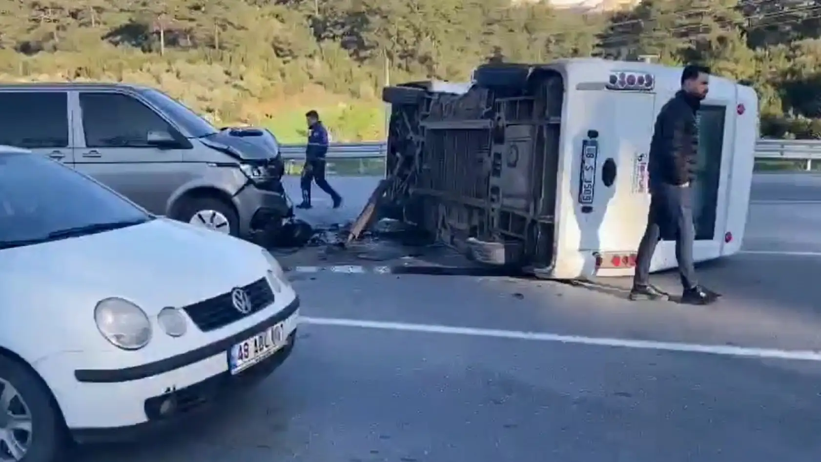 Milas Yatağan karayolunda minibüsle çarpışan servis yan yattı: 6 yaralı