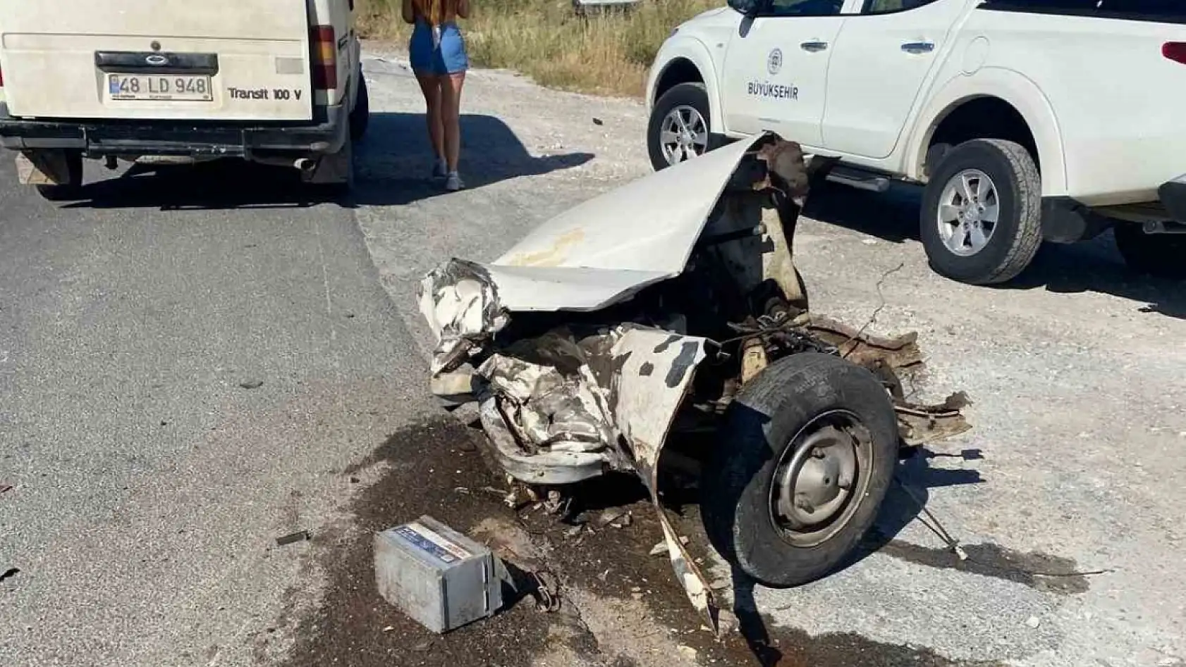 Milas Yatağan karayolunda iki araç kafa kafaya çarpıştı: Otomobil ikiye ayrıldı