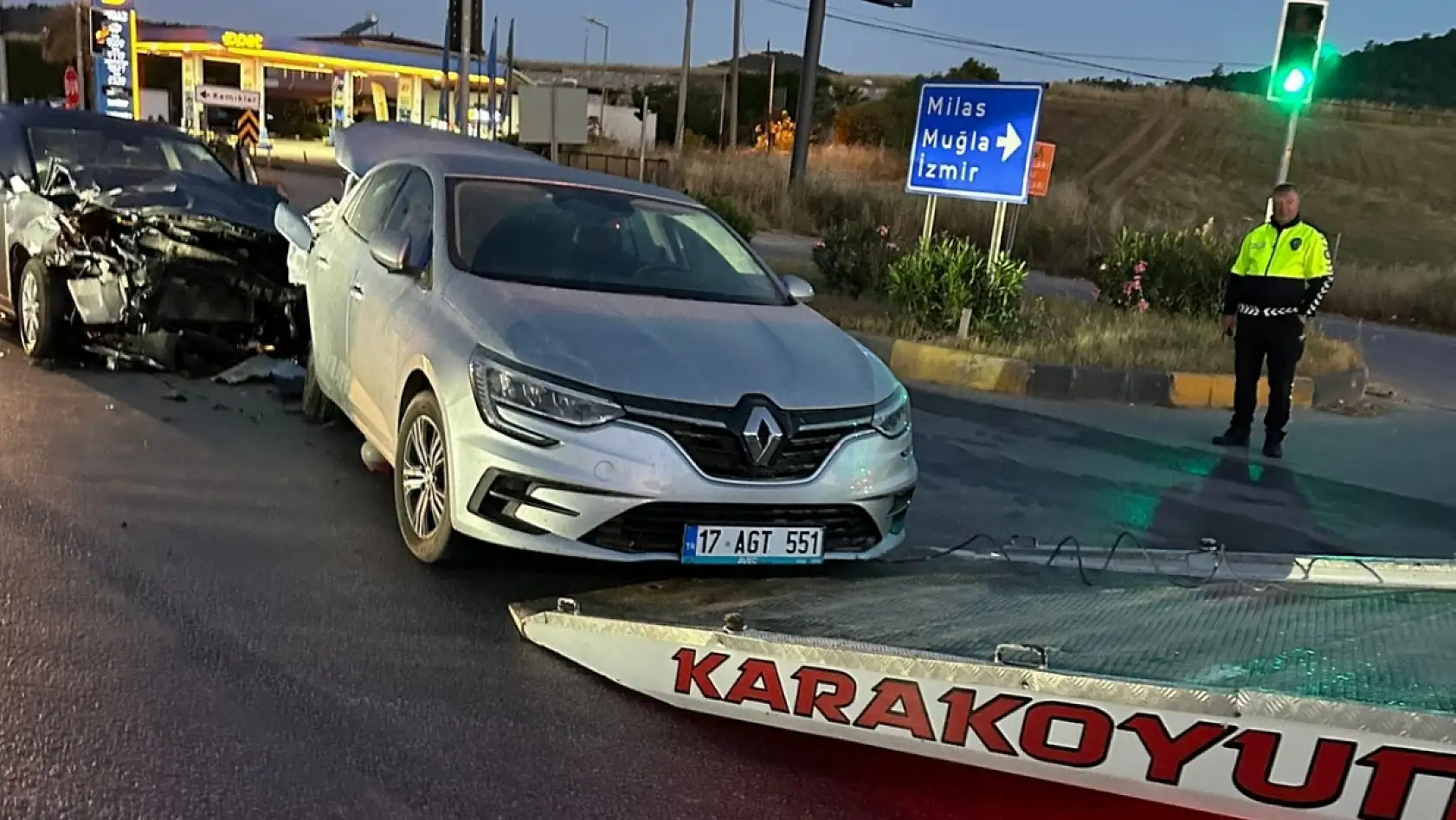 Milas'ta feci kaza: Kırmızı ışıkta bekleyen otomobile arkadan çarptı bir kişi yaralandı