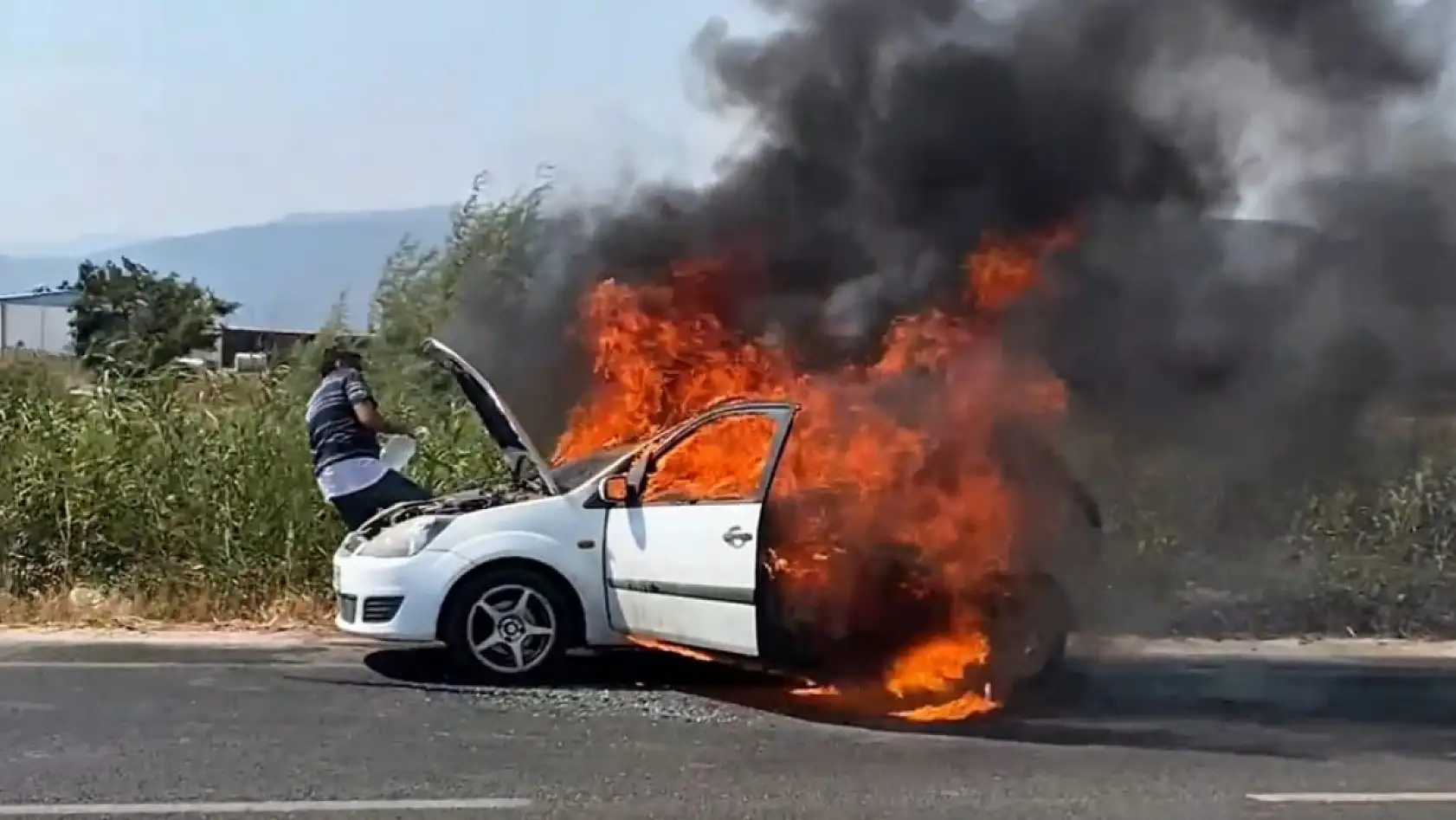 Milas-Bodrum Karayolu'nda Otomobil Alev Alev Yandı