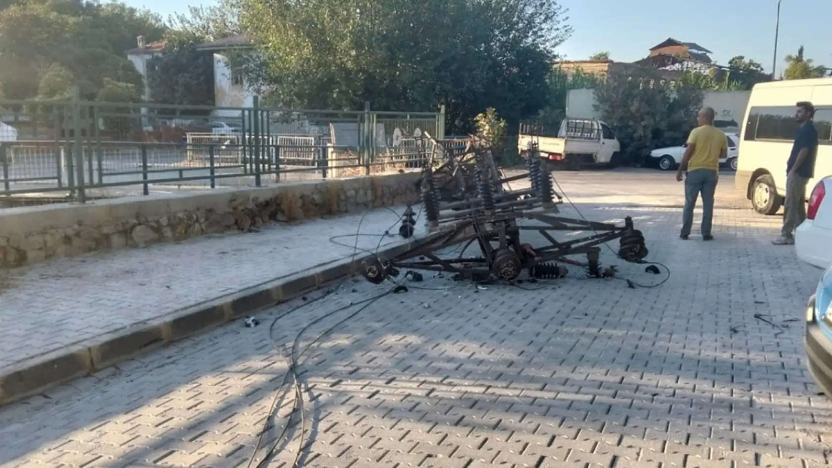 Milas'ta Kömür Kamyonu Elektrik Direğini Araçların Üzerine Devirerek Kayıplara Karıştı