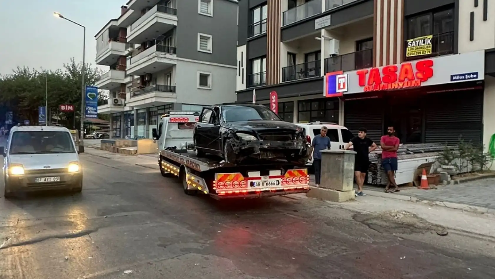 İsmetpaşa Mahallesi'nde Araç Kontrolden Çıktı: Ortalık Savaş Alanına Döndü