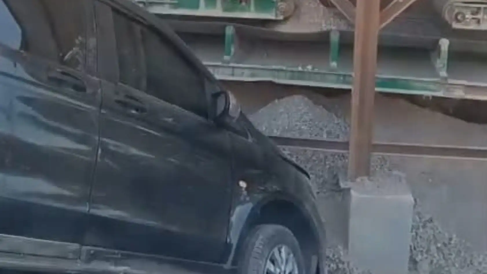 Milas'ta minibüs direksiyon hâkimiyetini kaybedip mıcır fabrikasına girdi