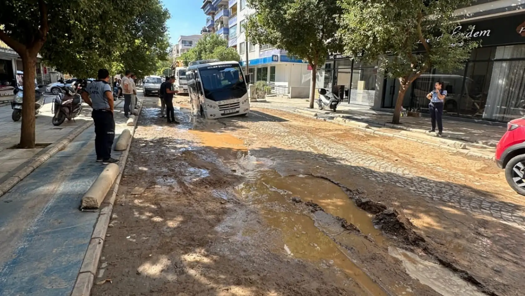 Milas'ta altyapı çalışması sonrası oluşan çukur minibüsü yuttu