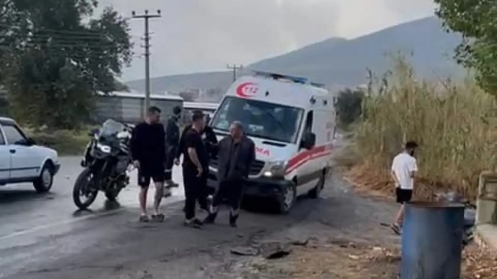 Milas'ta feci kaza: Tırla çarpışan motosiklet sürücüsünün kolu kırıldı