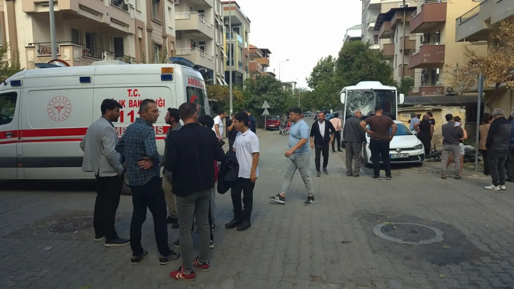 Milas'ta Otomobille Çarpışan Motosiklet Sürücüsü Savruldu, Otobüsün Camına Çarptı: 2 Yaralı