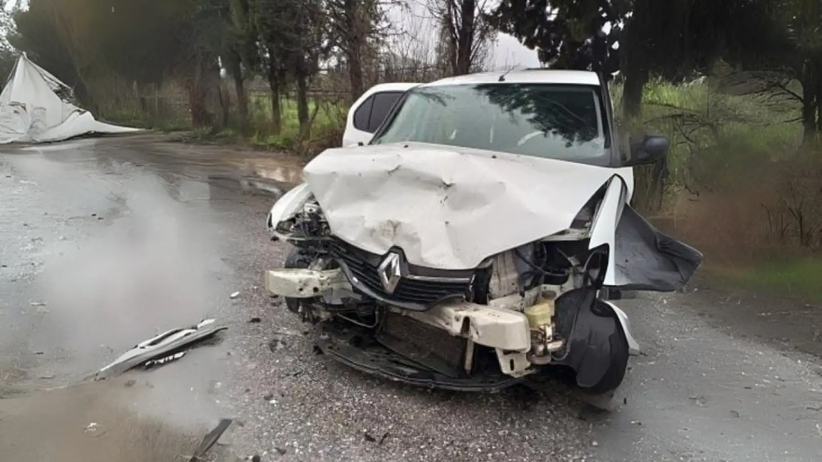 Milas Dörttepe kavşağında iki araç kafa kafaya çarpıştı, 1'i ağır 5 kişi yaralandı