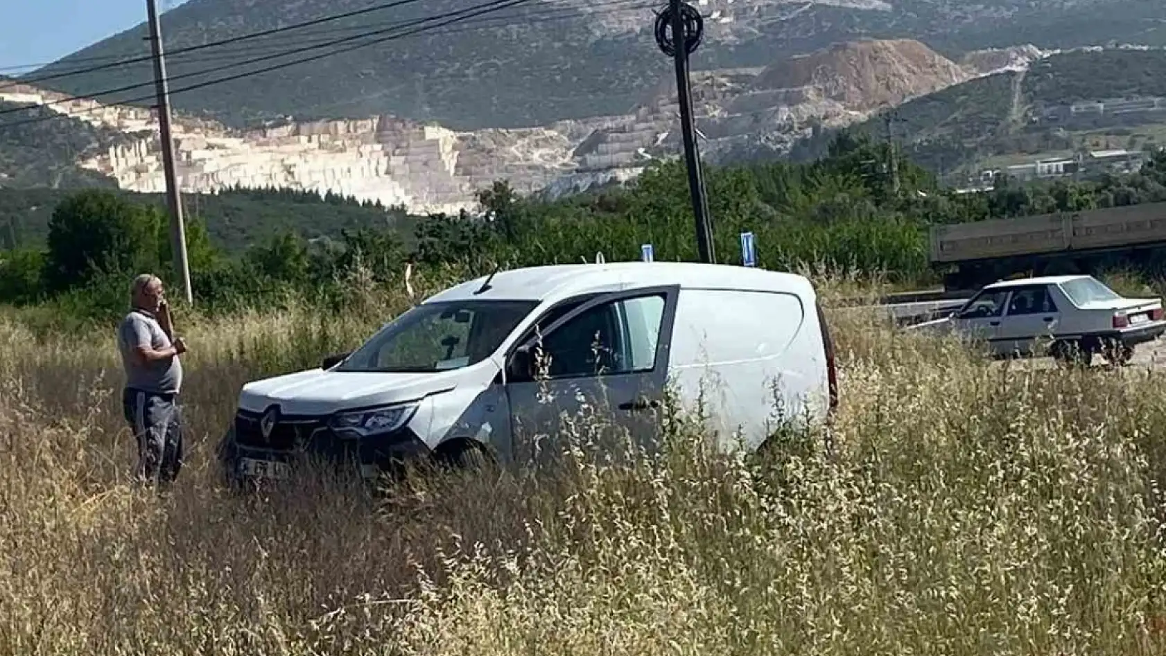 Milas Yatağan karayolunda iki araç kafa kafaya çarpıştı: Otomobil ikiye ayrıldı
