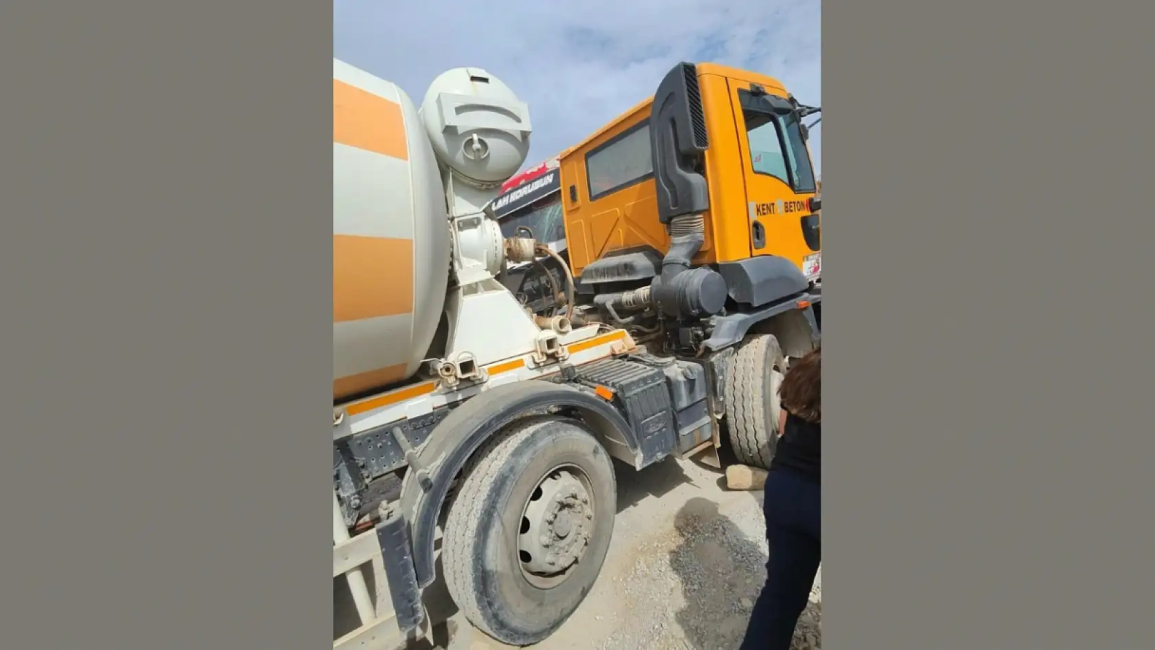 Bodrum'da yokuşta kayan kamyon mikser sürücüsünü hayattan kopardı