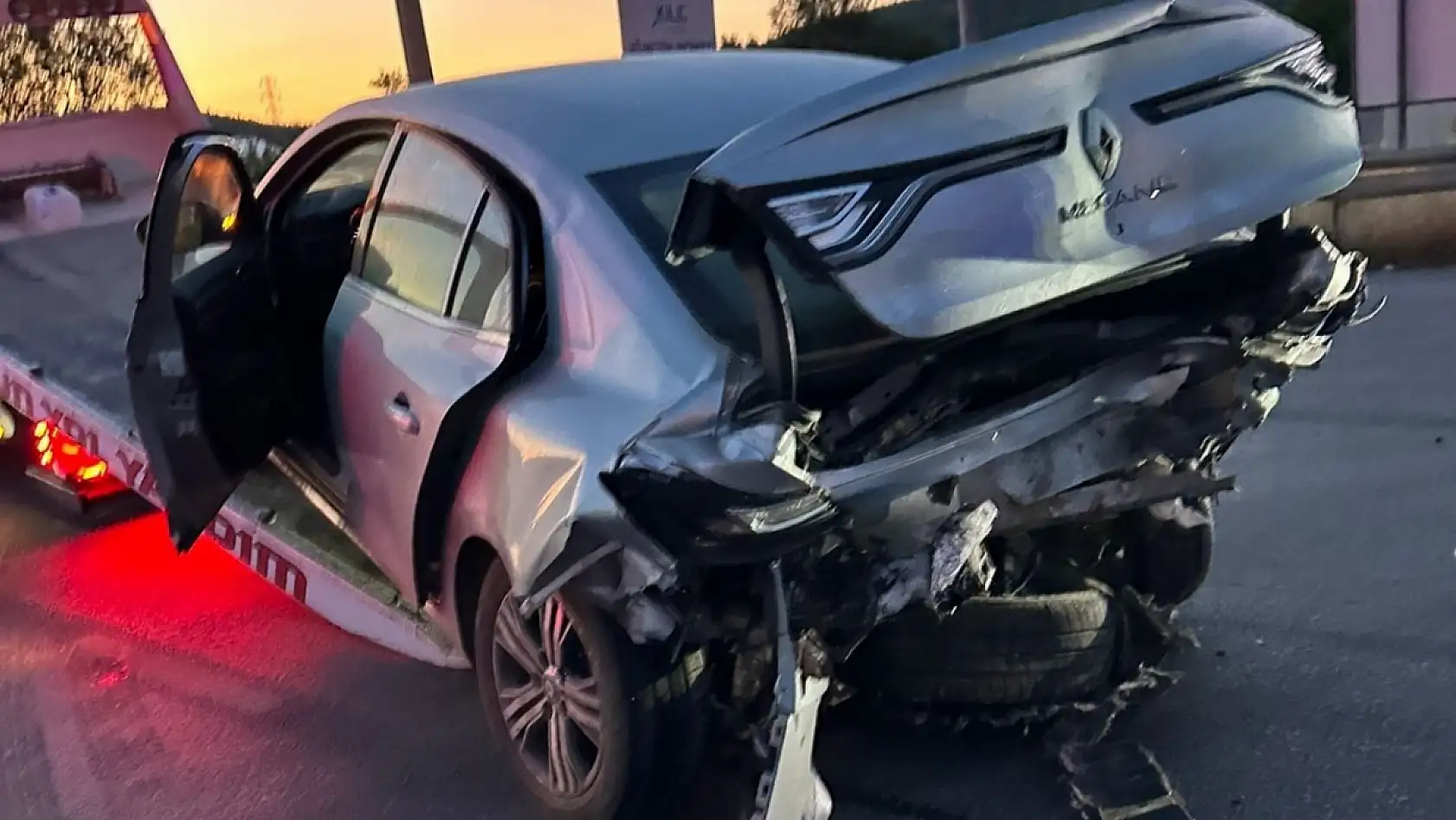 Milas'ta feci kaza: Kırmızı ışıkta bekleyen otomobile arkadan çarptı bir kişi yaralandı