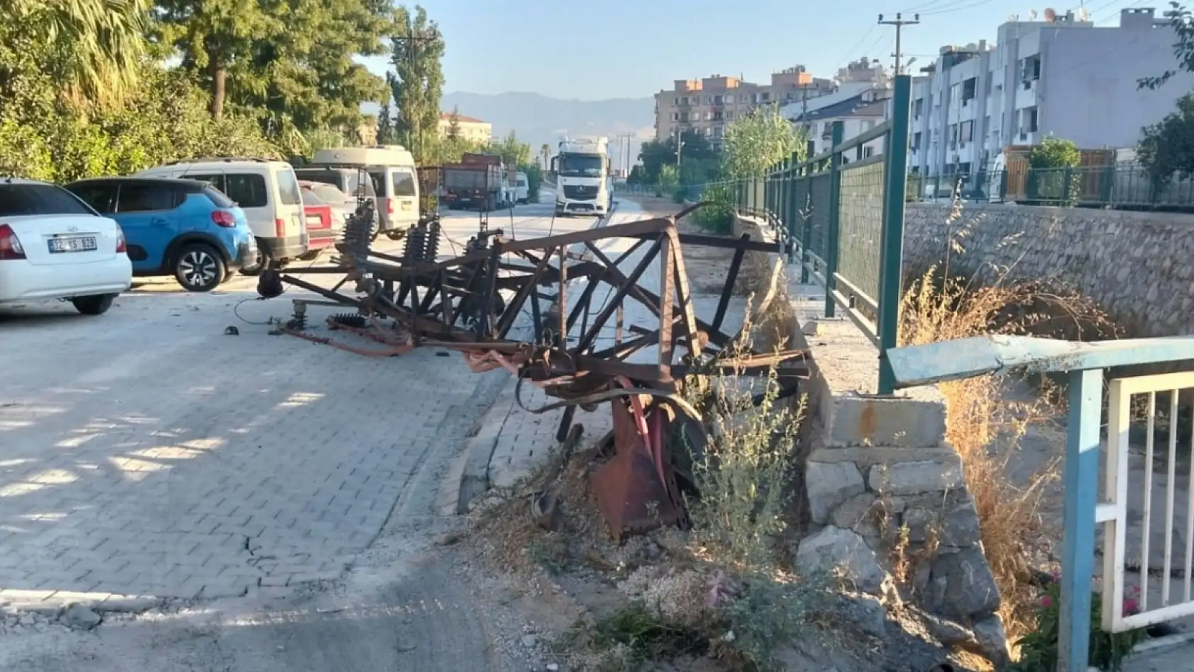 Milas'ta Kömür Kamyonu Elektrik Direğini Araçların Üzerine Devirerek Kayıplara Karıştı