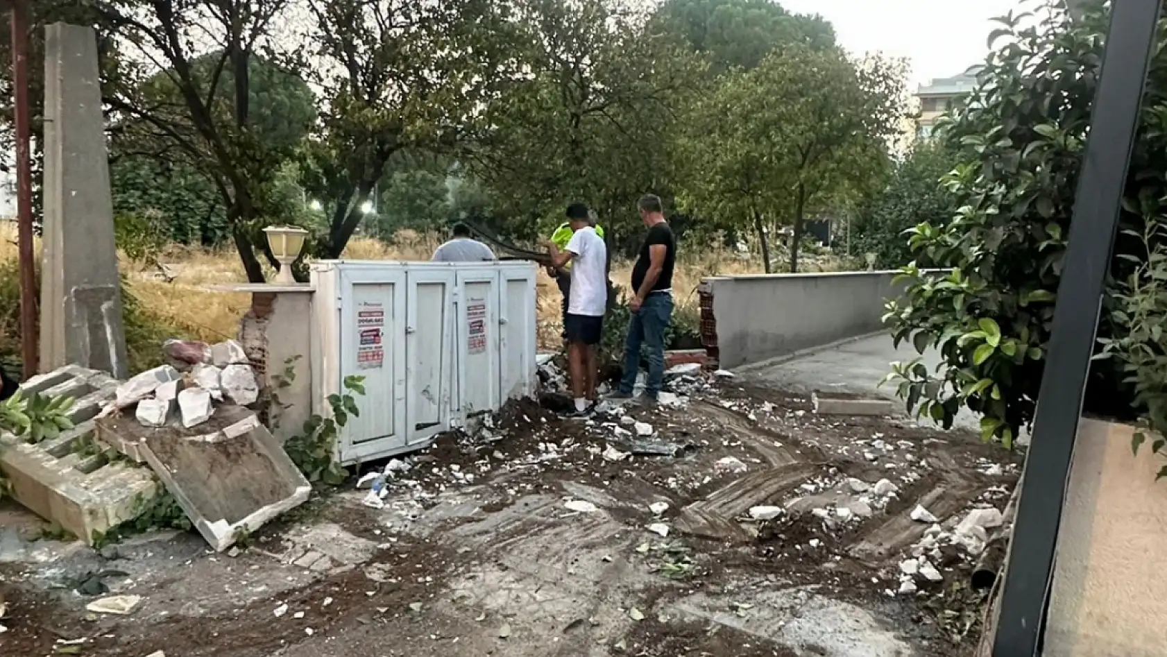 İsmetpaşa Mahallesi'nde Araç Kontrolden Çıktı: Ortalık Savaş Alanına Döndü