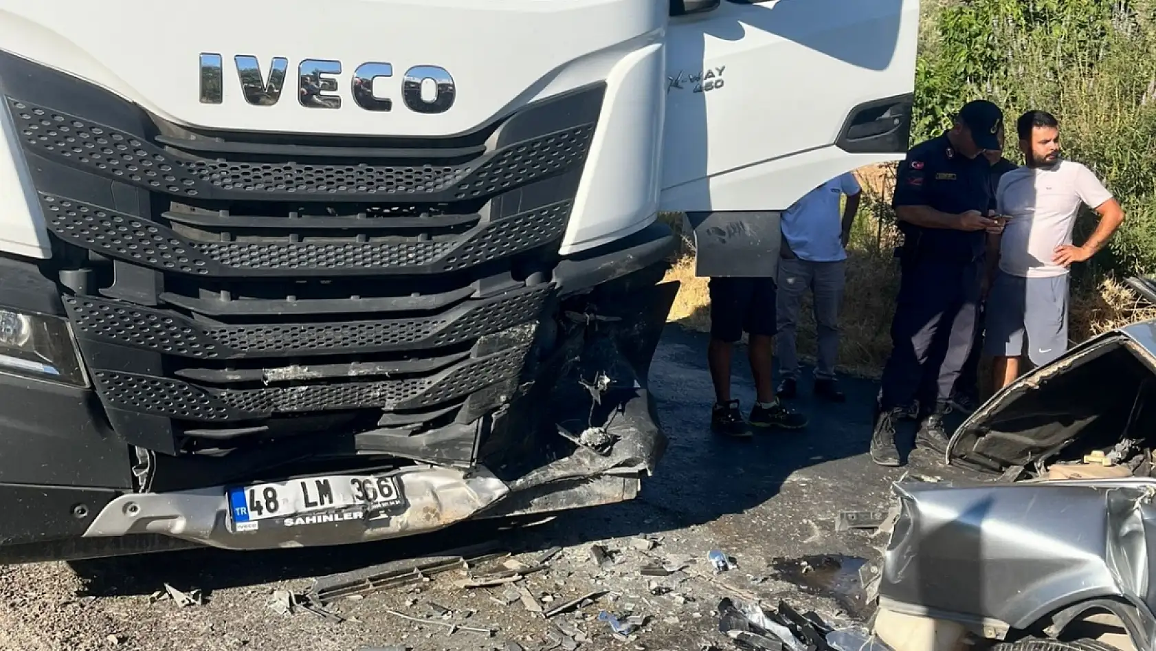 Milas'ta tır ile otomobil çarpıştı: 1 kişi yaralandı