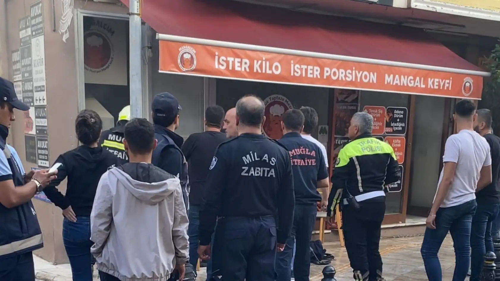 Milas'ta lokanta bacasında çıkan yangın paniğe neden oldu