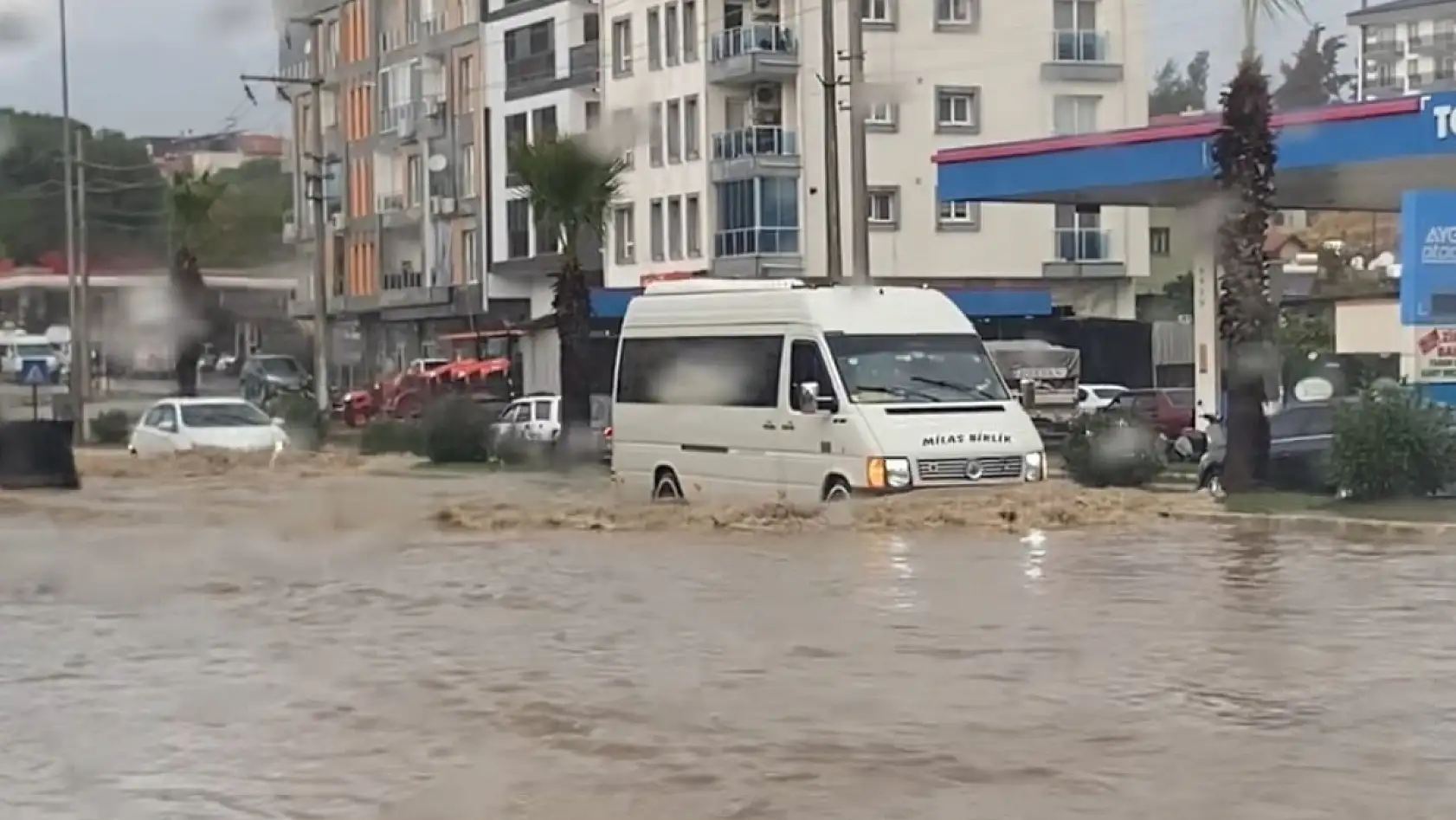 Milas'ta Sağanak Yağış Hayatı Felç Etti: Araçlar Suya Gömüldü, Vatandaşlar İsyan Etti