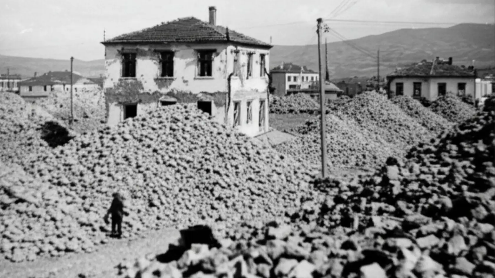 Tarihçiler hâlâ tartışıyor: Milas'ın bombalanması kaza mı mesaj mıydı?