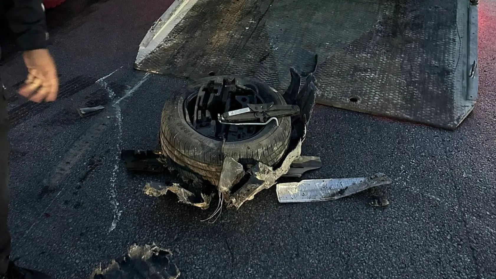 Milas'ta feci kaza: Kırmızı ışıkta bekleyen otomobile arkadan çarptı bir kişi yaralandı