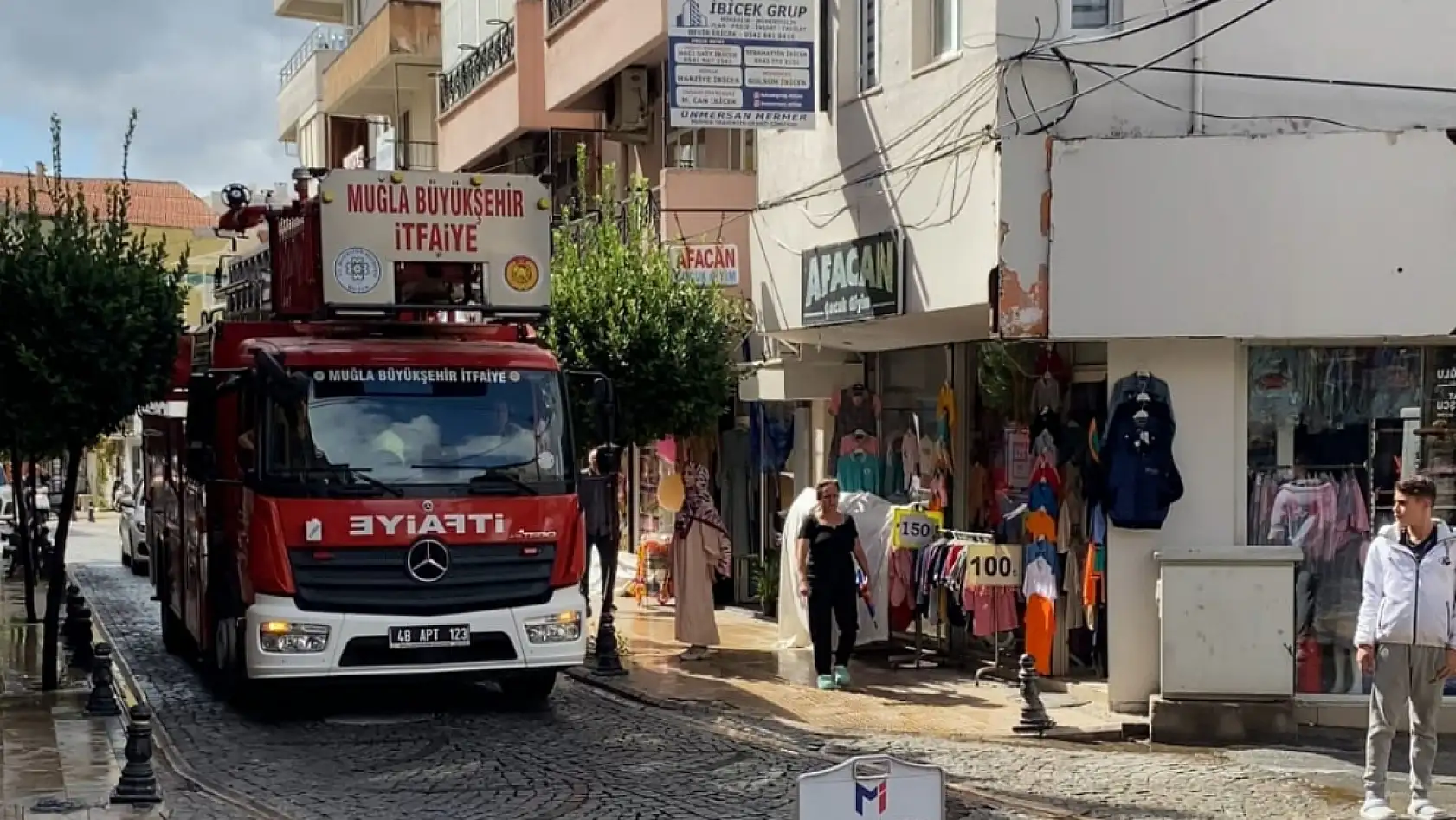 Milas'ta lokanta bacasında çıkan yangın paniğe neden oldu