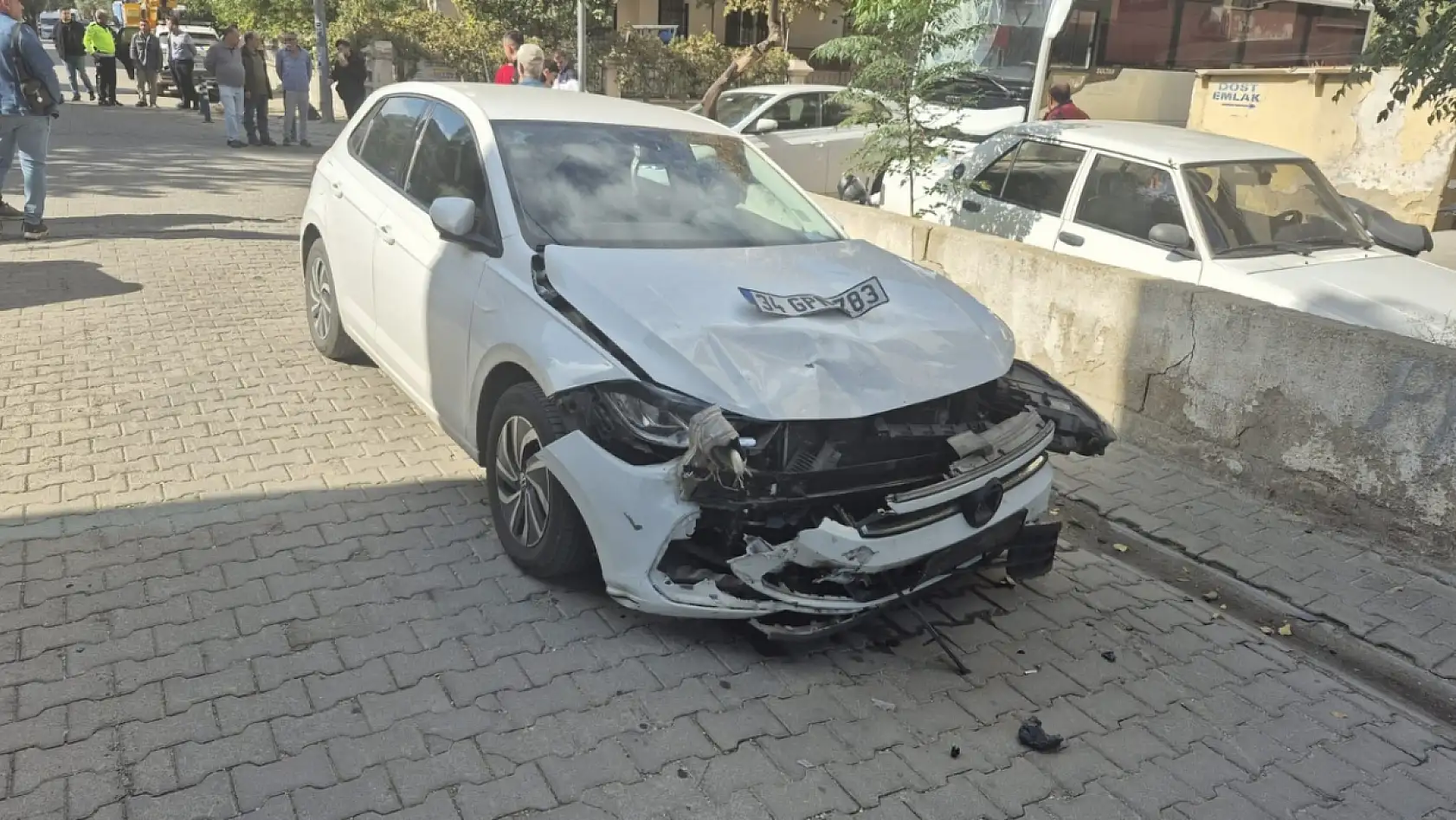 Milas'ta Otomobille Çarpışan Motosiklet Sürücüsü Savruldu, Otobüsün Camına Çarptı: 2 Yaralı